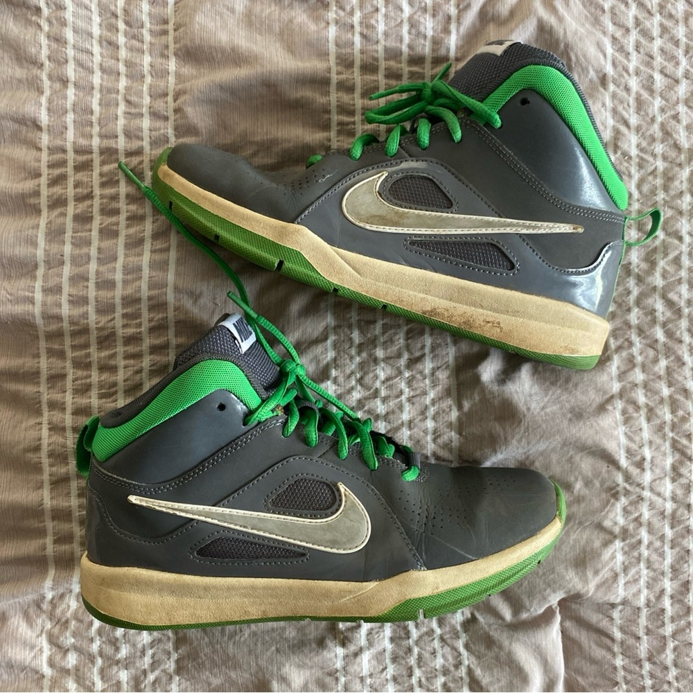 Nike Team Hustle D6 Size 5.5 Youth Shoe Grey Green Nike Better World